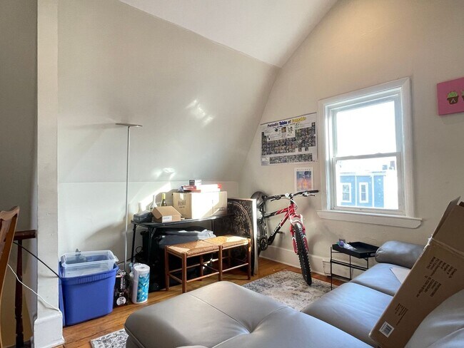 Building Photo - Parker St 3-Bed