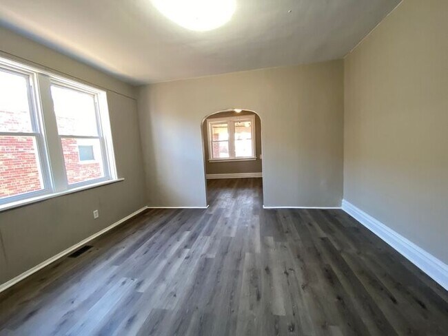 Building Photo - Cute Duplex, Must See!