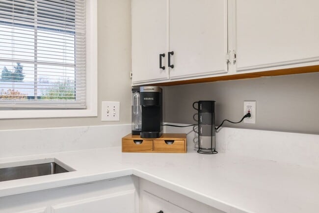 Building Photo - Beautifully updated 3 bedroom, 1 bath house in Eugene!