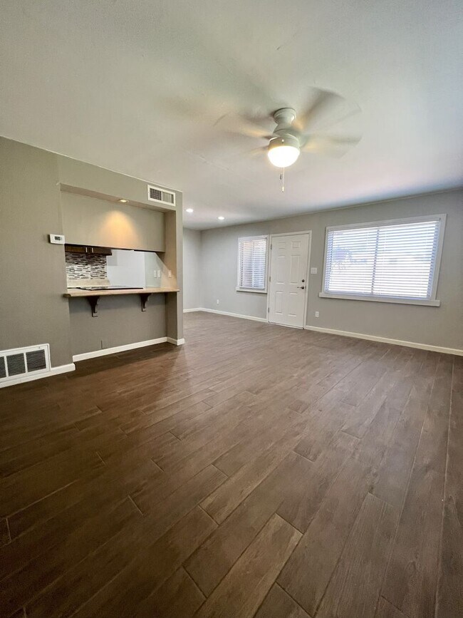 Building Photo - UPDATED 2 story townhome FOR RENT  **SAVE ...