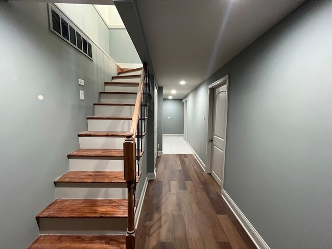 Building Photo - 1446 W Irving Park Rd