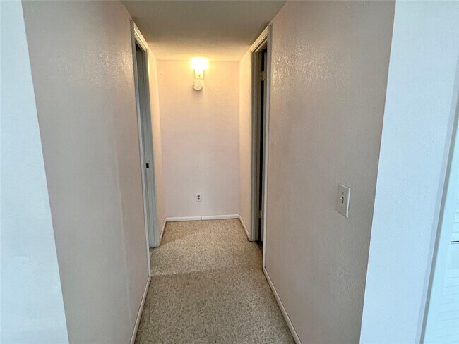 Building Photo - 3000 N Palm Aire Dr