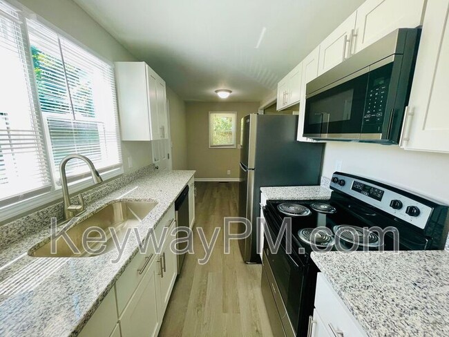 Building Photo - 304 Crystal Lake Dr