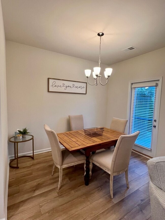 Building Photo - 3 Bedroom Townhome in Oakwood!