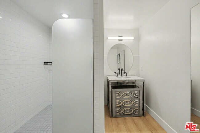 Building Photo - 700 Main St