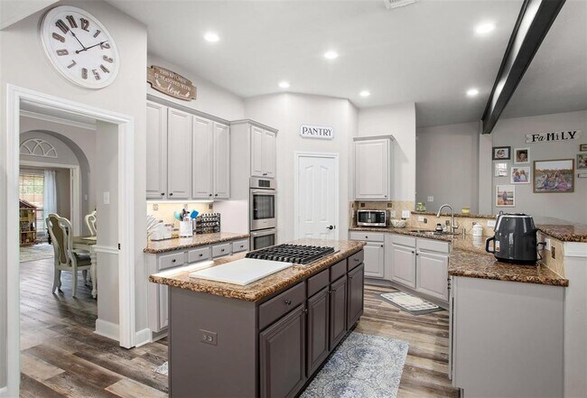 Building Photo - 617 Woodview Dr