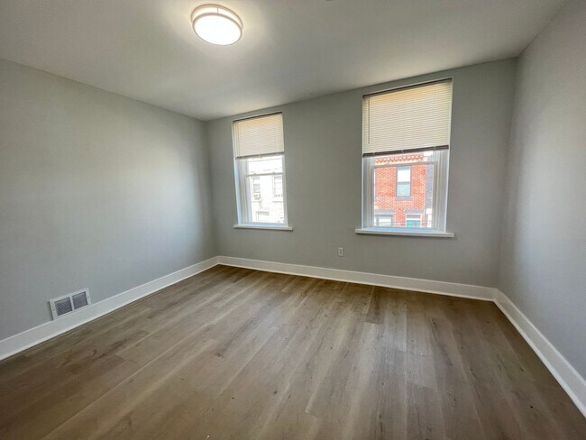 Building Photo - Remodeled 3bd/1 House with Rear yard!! SEC...