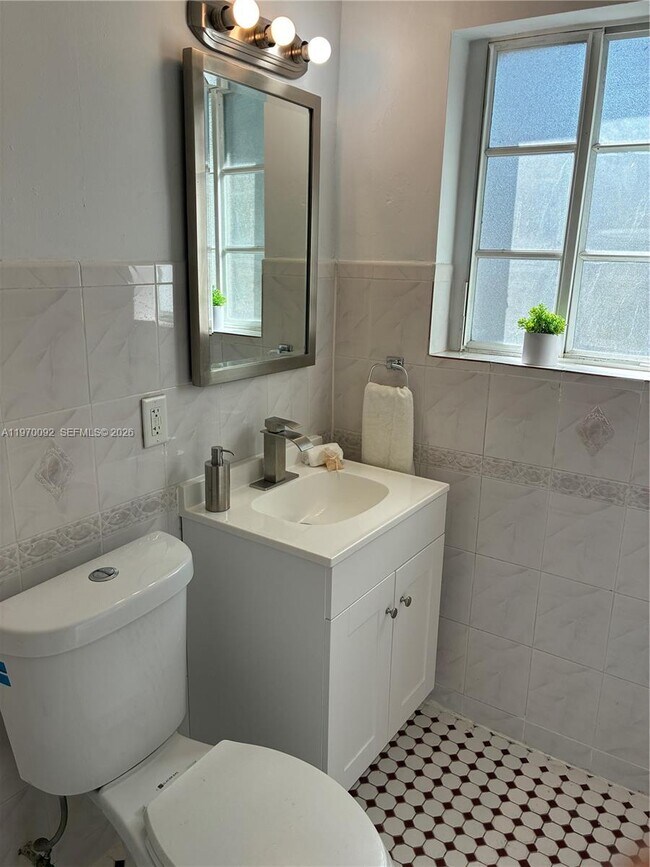 Building Photo - 750 NE 86th St