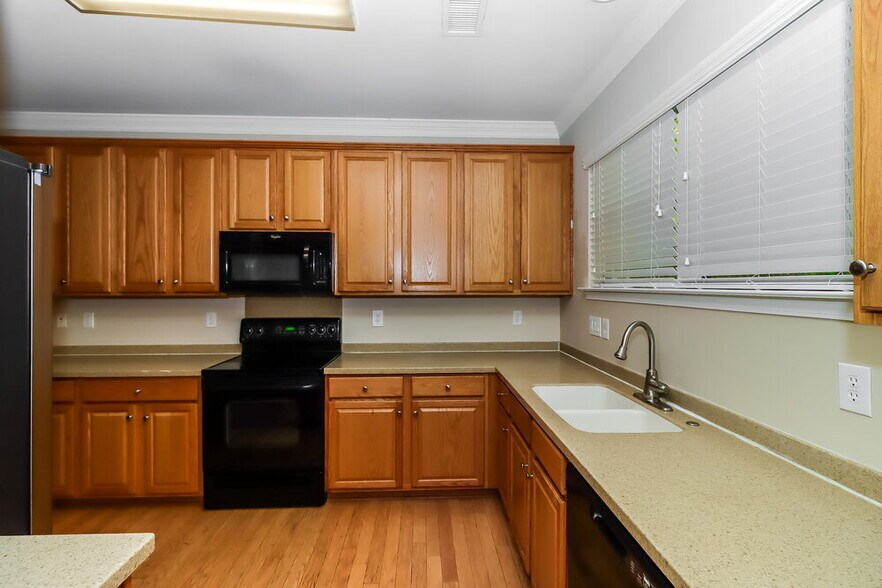 Building Photo - 6110 Colonial Garden Dr