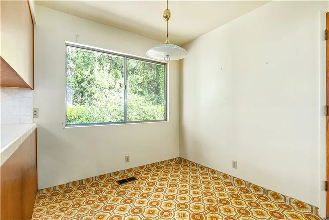 View of the dining area - 679 Rancho Dr