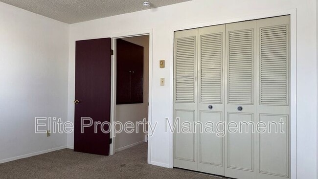 Building Photo - 25 Royal Crest Dr