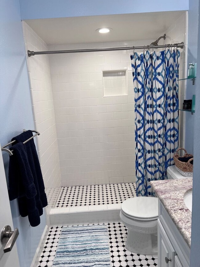Building Photo - Fully-furnished Sleek 2-bedroom, 2-bathroo...