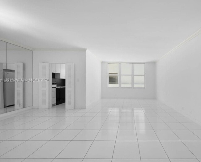 Primary Photo - 4747 Collins Ave