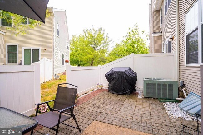 Building Photo - 704 Dahlia Cir