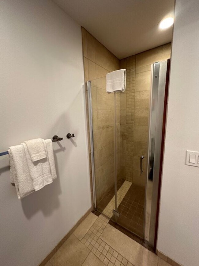Building Photo - Attention Traveling Professionals