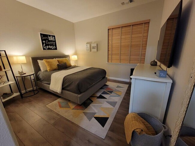 Building Photo - 692 W Springer Dr