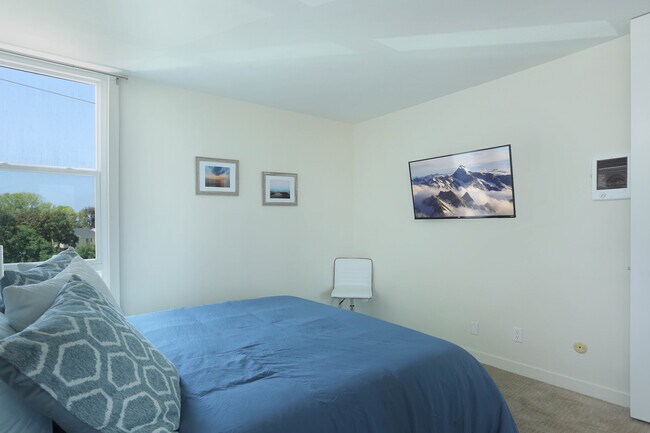 Building Photo - 3050 Rue D’Orleans