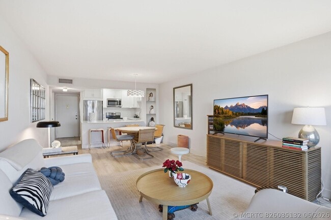 Building Photo - 1516 S Lakeside Dr
