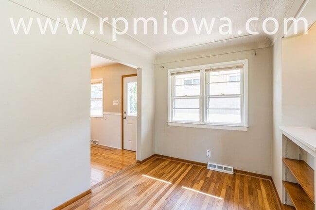 Building Photo - WELCOME HOME!! 3 Bedroom, 1 Bath Home in Des Moines
