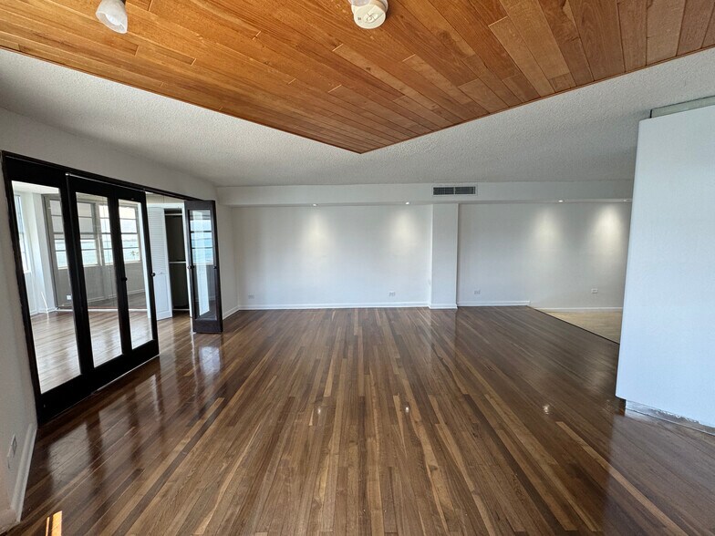 Building Photo - 905 Brickell Bay Dr