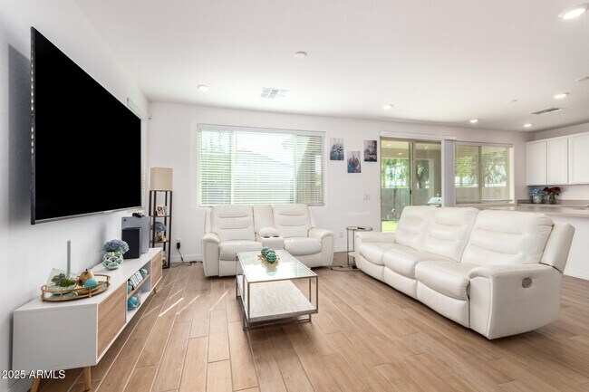 Building Photo - 5747 S Labelle