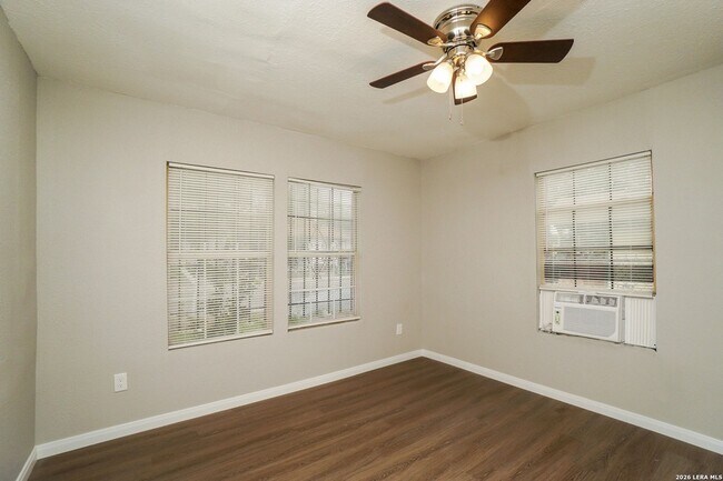 Building Photo - 614 N Sabinas St
