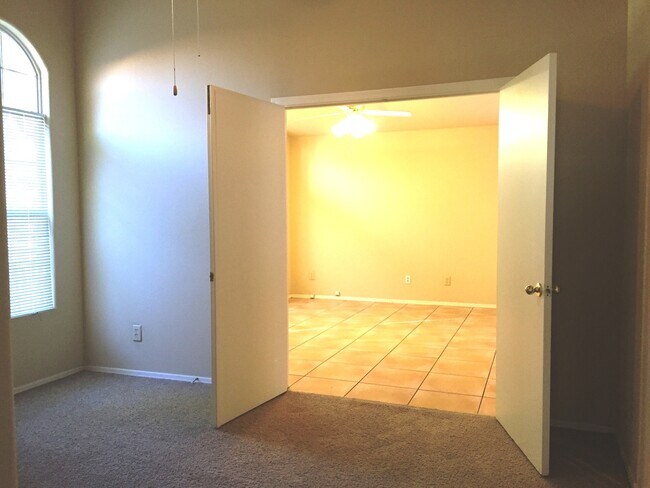 Building Photo - Gilbert 3Bd/2Bth + Den Single Story Home - Landscaping Included