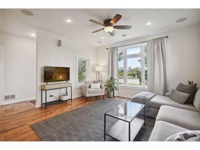 Building Photo - 1086 11th Ave SE