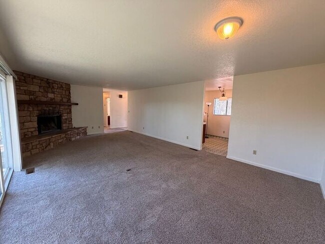 Building Photo - Lovely home in Marina available NOW!