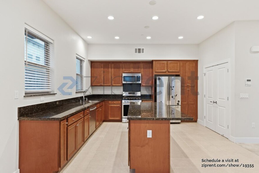 Building Photo - 1752 Hazelnut Ln