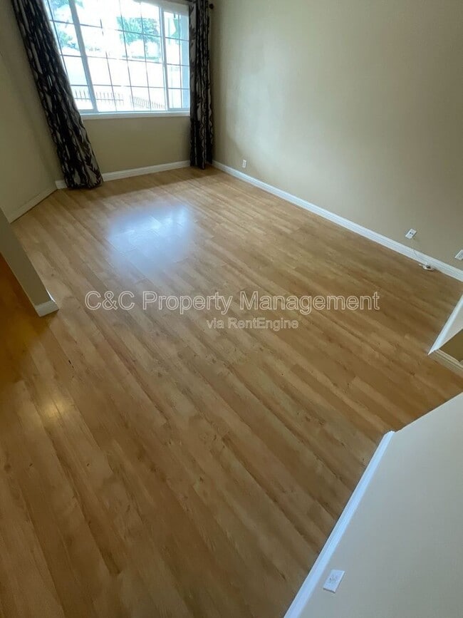 Building Photo - 3872 Tiverton Dr