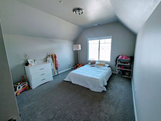 Building Photo - Lovely, spacious, newly built Lehi House!!