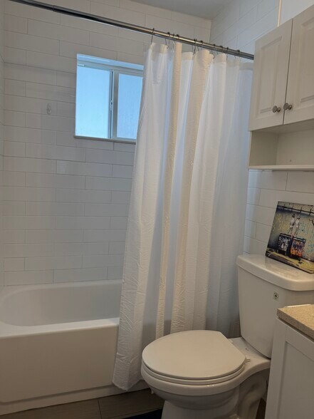 Building Photo - 1214 NE 5th Ter