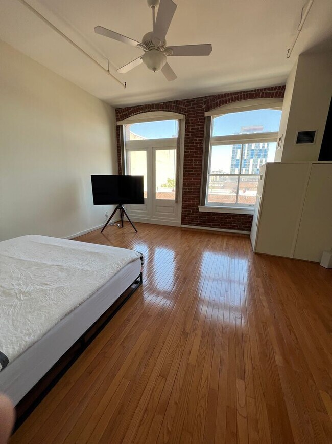 Building Photo - 1010 Race St