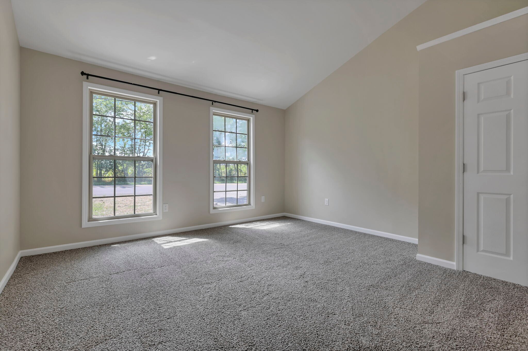 Building Photo - 5170 Fairfield Beach Rd NE