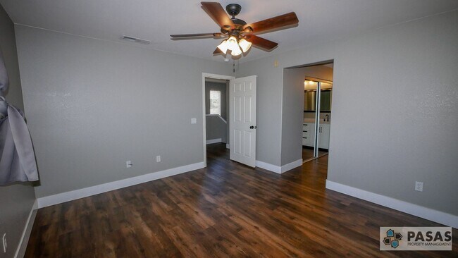 Building Photo - Modern Corner-Unit Condo with tandem 2-Car Garage in Central San Diego