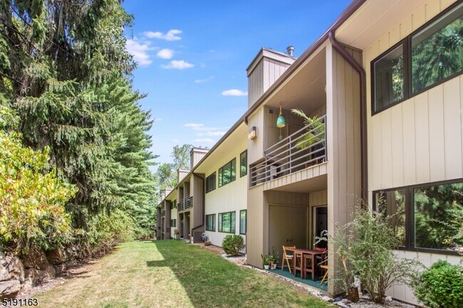 Building Photo - 41 Mt Kemble Ave