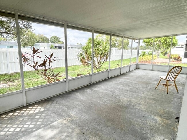 Building Photo - Two bedroom and two bathroom house with ac...