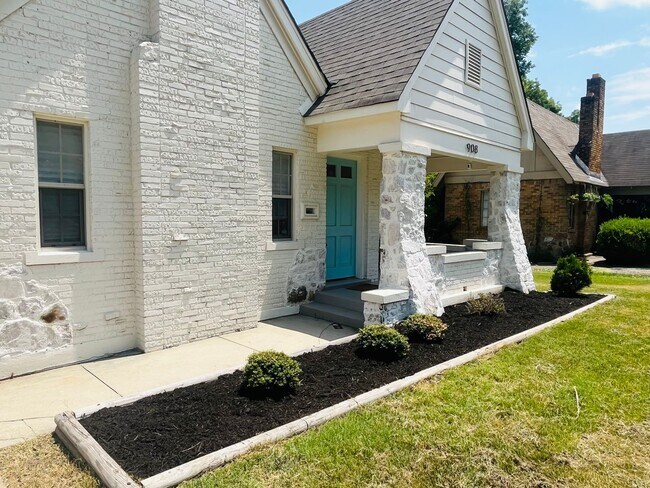 Building Photo - 2 minutes away from Rhodes College! Beautifully Renovated! Pets are owner's approval, fees do apply.