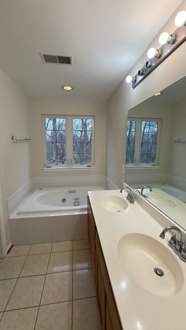 Building Photo - Three Bedroom Townhouse in River Oaks