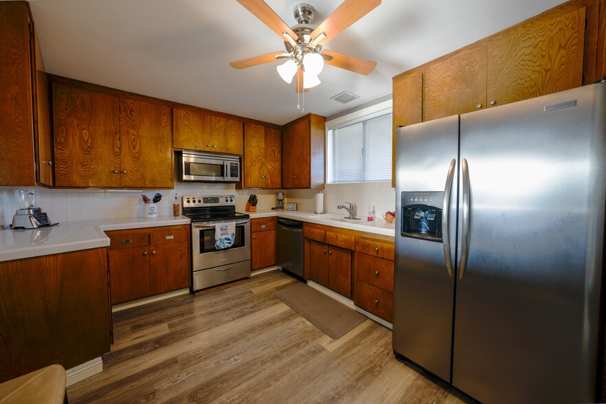 Refrigerator with water & Ice Machine. - 1054 E 2nd St