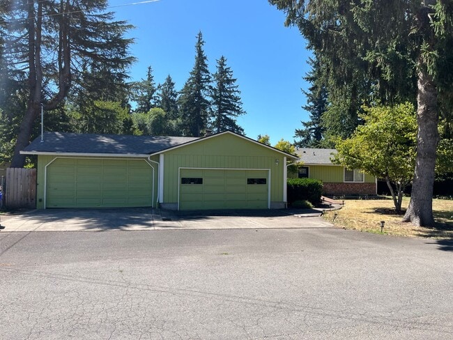 Building Photo - Beautifully Appointed Home on Generous Lot...