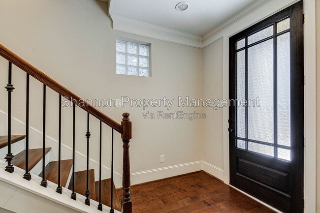 Building Photo - 720 N Shepherd Dr