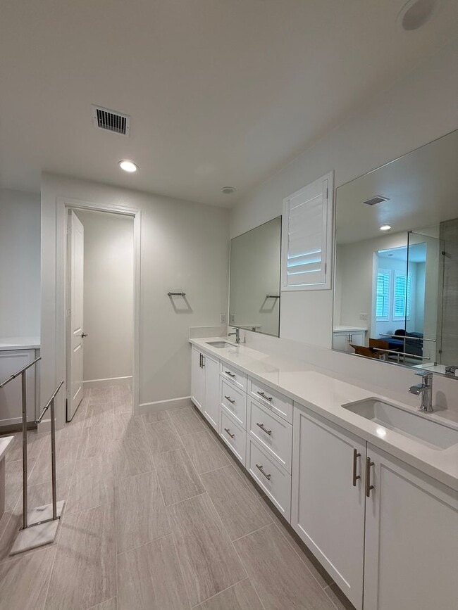 Building Photo - Gorgeous New Build in East Ventura