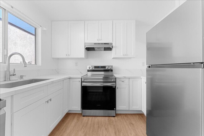 Building Photo - 719 N Eucalyptus Ave