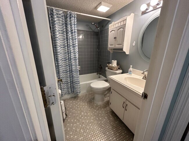 Building Photo - 222 Hiawatha Ct