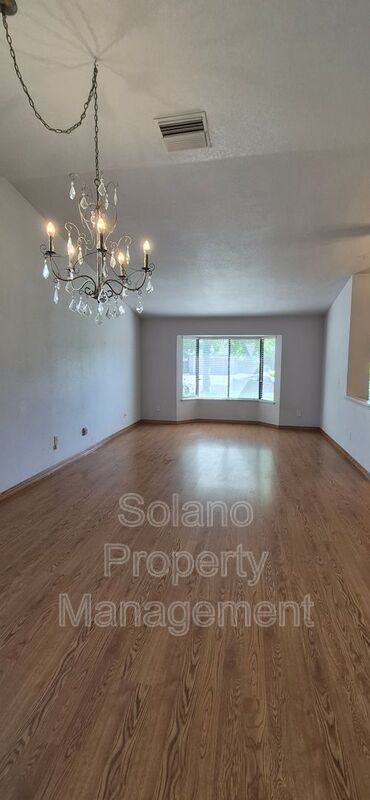 Building Photo - 642 Silvertop Way