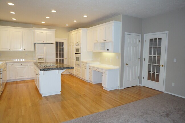 Building Photo - NW Portland Forest Heights Beauty. Flat backyard!