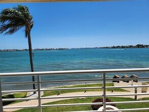 Building Photo - 6105 Bahia Del Mar Cir N