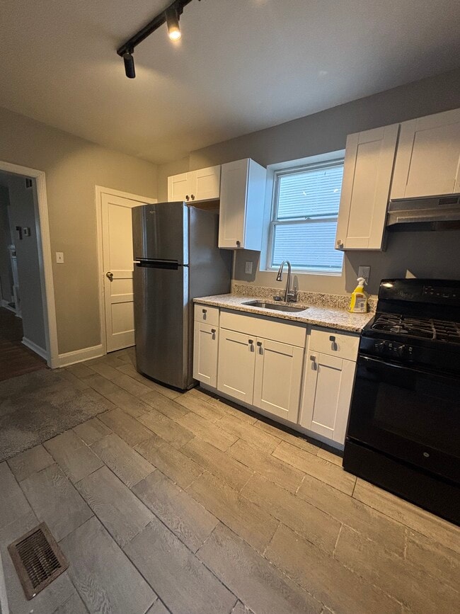 Building Photo - 10XX E Cold Spring Ln